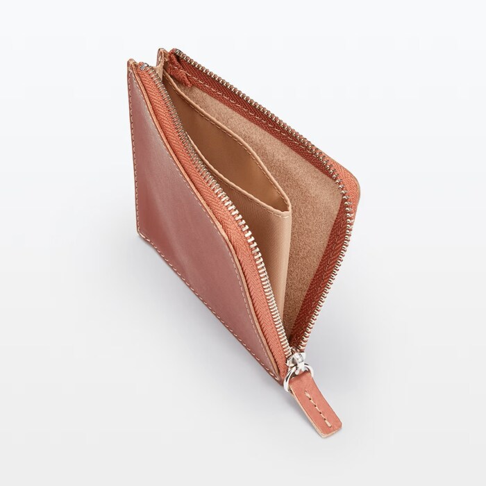 ヌメ革なので、色合いは使えば使うほど味が出やすい