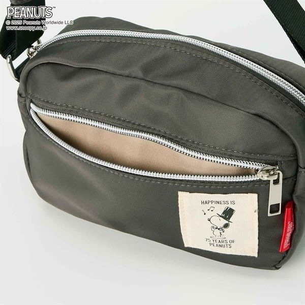 こちらも見た目以上にしっかりとマチがあります