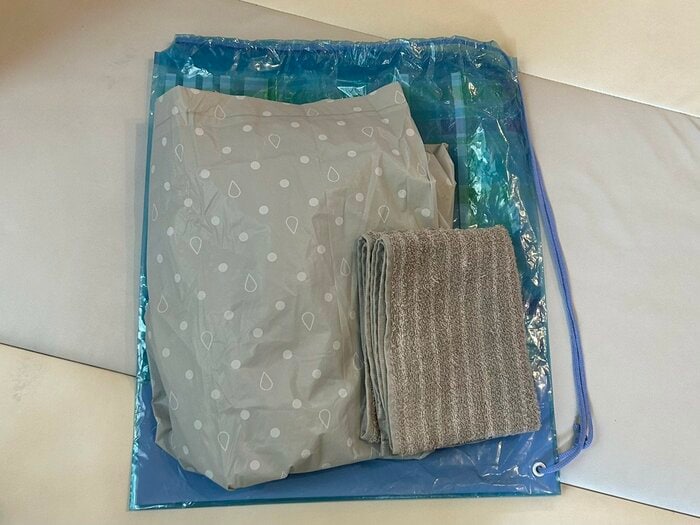タオルとレインコートを折りたためばすっぽり入るサイズ感