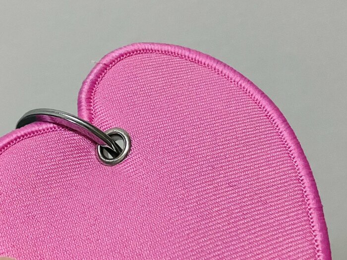 キーホルダーの上部中央には、丸いリングがついているのが特徴