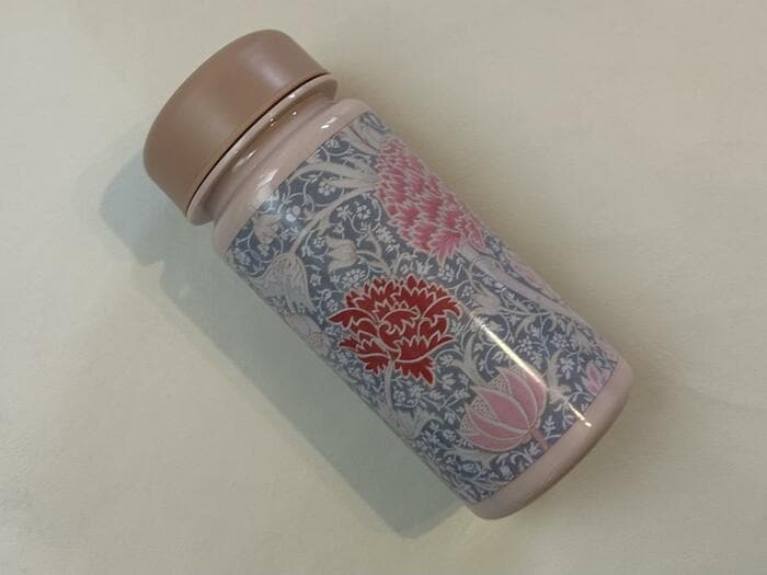 中蓋付きのウォーターボトルは350mlサイズ