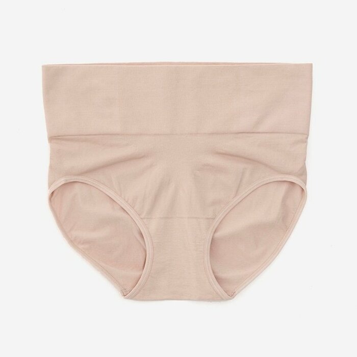 ウエストまですっぽり包み込む深い丈