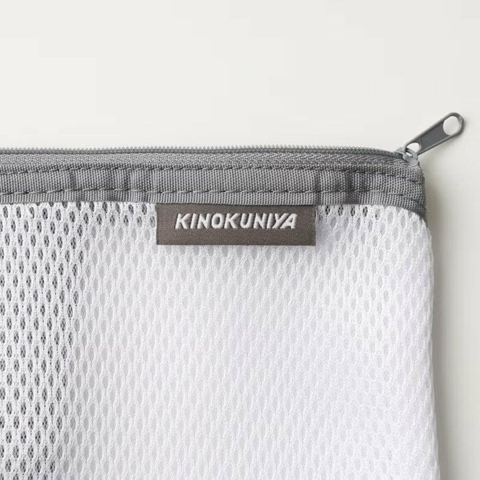 ちょっとした外出時のサブバッグとして持つのもちょうど良いサイズ感