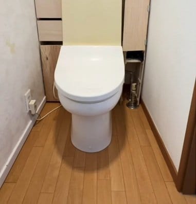 築44年実家の古いトイレ床を簡単DIY。クッションフロアを貼るだけで、ヘキサゴンタイル柄が目を引く北欧風の清潔な空間に変わる、特別な技術不要の実用的なリメイク術