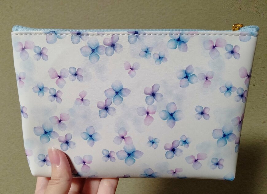 筆者撮影（キャンドゥ、フリーケース マチ付 合皮 あじさい柄）