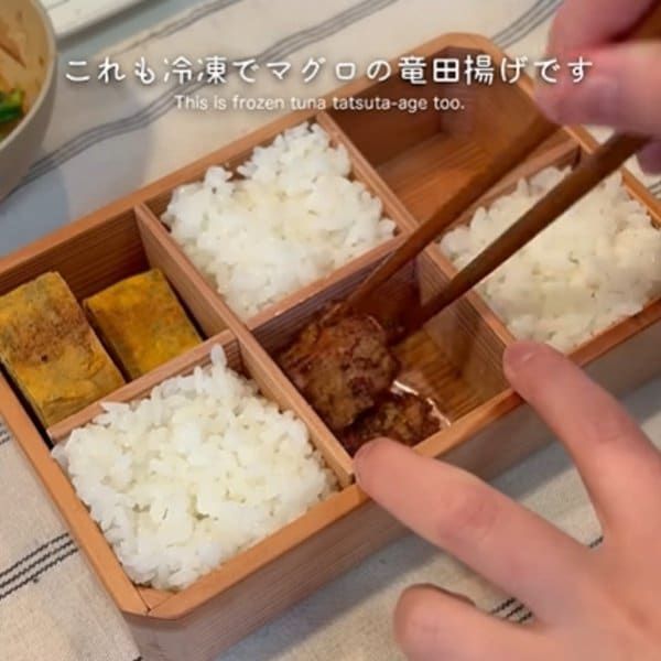 【愛妻弁当】マスごとに詰まって綺麗　どーんとのってインパクト抜群な「エビフライ弁当」に夫大絶賛