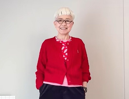 【70代マダム】「赤トップス」で華やか秋コーデを披露。しまむら・UNIQLOを取り入れた大人の着こなしが素敵