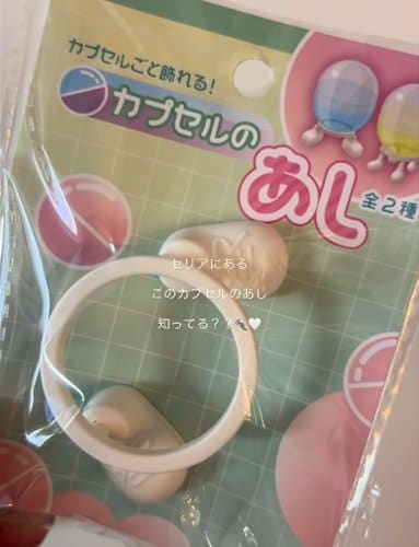 【100均DIY】セリアの〈カプセルのあしとミニガラス保存瓶〉→お気に入りのカプセルトイを飾る〈ディスプレイ瓶〉が完成！「真似したい」称賛の声が続出