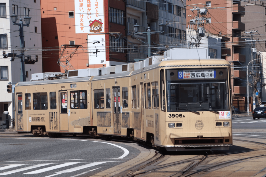 広島の路面を走る「段ボール電車」　破れや断面まで再現の超絶クオリティ