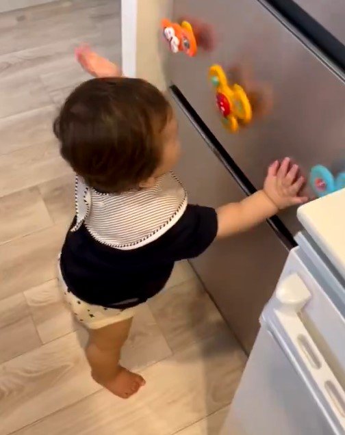 おもちゃに夢中になっている子ども