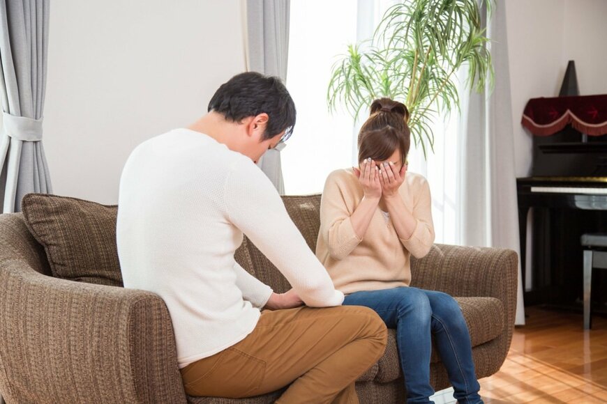 落ち込む夫婦の写真