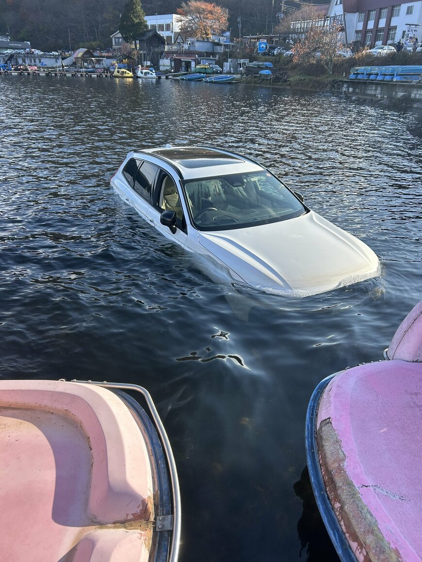 榛名湖に沈むボルボ