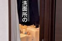 【100均活用】収納に困る「激セマ洗面所」　セリアのアイテムで便利な「浮かせる収納」が爆誕