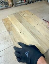 斑入りモンステラをオシャレに！【インテリアDIY】廃材が、観葉植物を飾る「プランタースタンド」に大変身！