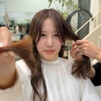 「え！可愛い」長さ迷子の女性がセルフカットでばっさり！鏡に映る自分に「誰ですか？」