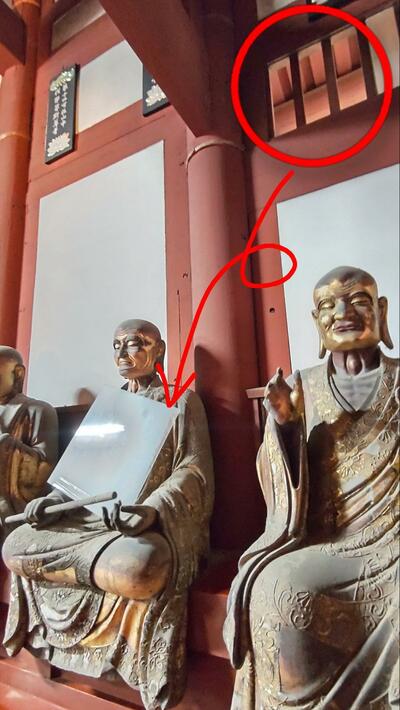 窓ガラスを胸に抱える羅漢像