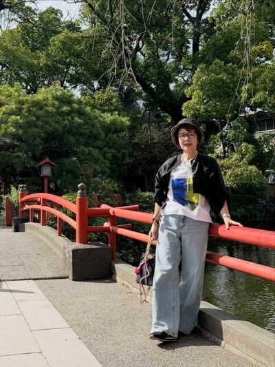 赤い橋のそばで撮影したコーデ