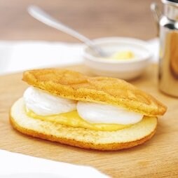 ローソンストア100の新商品:クリームほおばるワッフル(カスタード&ホイップ)