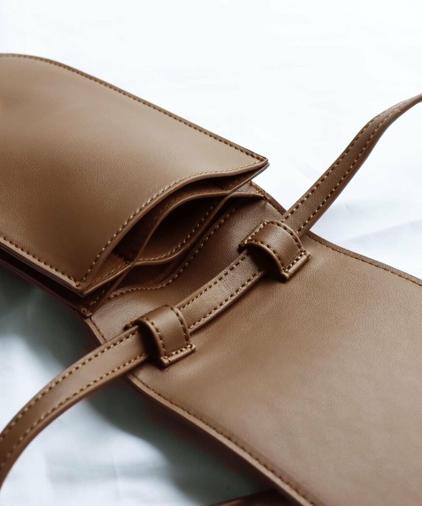 出所：3COINS ラウンドフラップショルダーバッグ