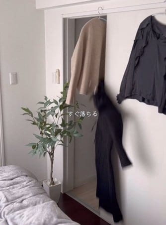 【100均DIY】「私もやろーっと」これでモヤモヤが解決！アイアン棚受けとプッシュピンで作る「物干しスペース」に驚嘆