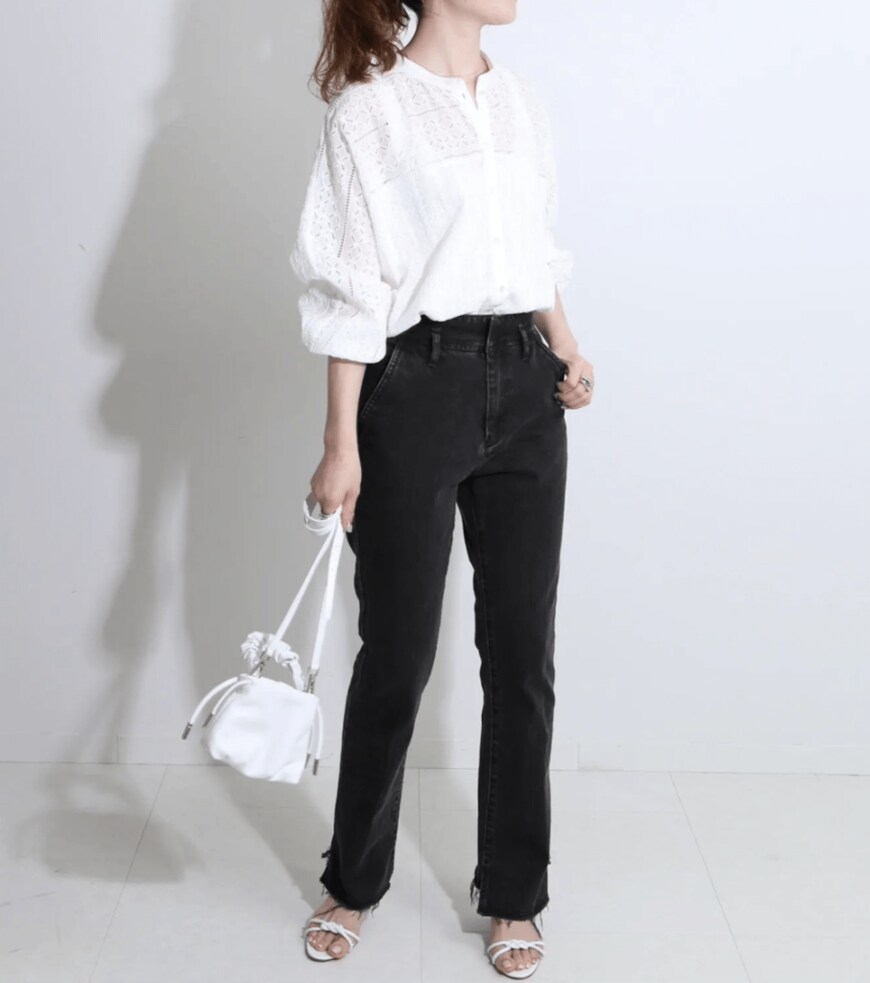 （5 1/2 BEAUTY-LINE スリットデニム / ¥15,400 / Spick & Span）