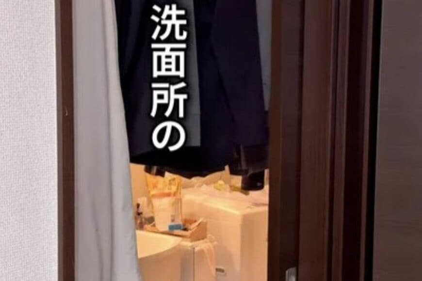 【100均活用】収納に困る「激セマ洗面所」　セリアのアイテムで便利な「浮かせる収納」が爆誕