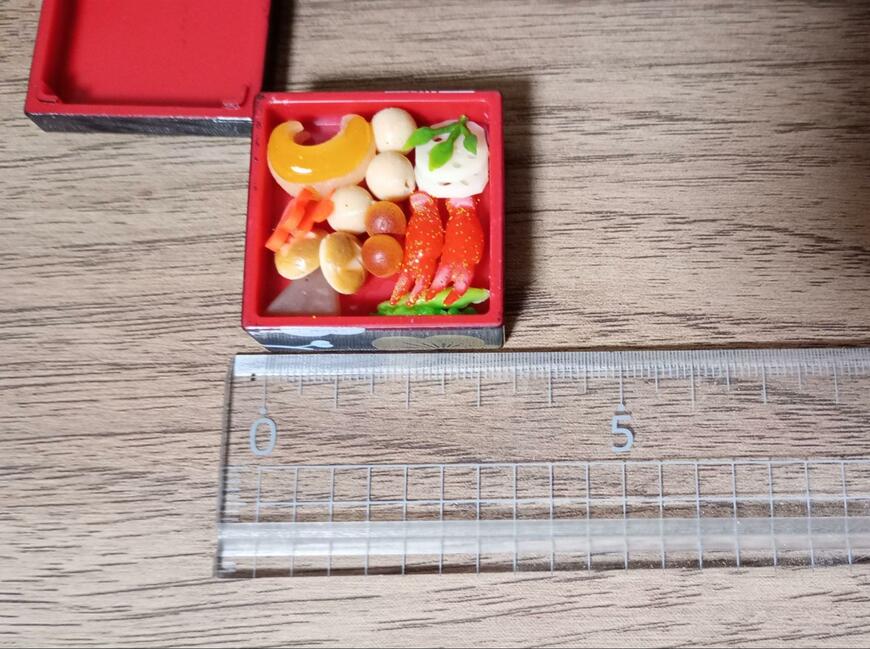 筆者撮影（株式会社トイズスピリッツ、日本の究極和食！ざ・おせち重マスコット六）