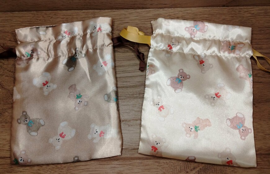 筆者撮影（セリア、巾着 サテン フラッフィーテディ）