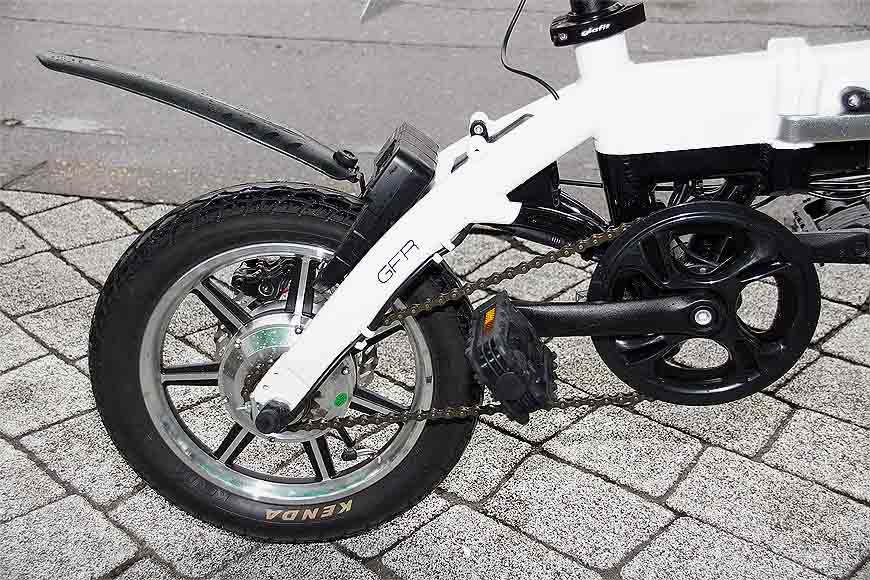 泥よけの付け根には指紋認証の「YubiLock」があり簡単に施錠できる（筆者撮影）