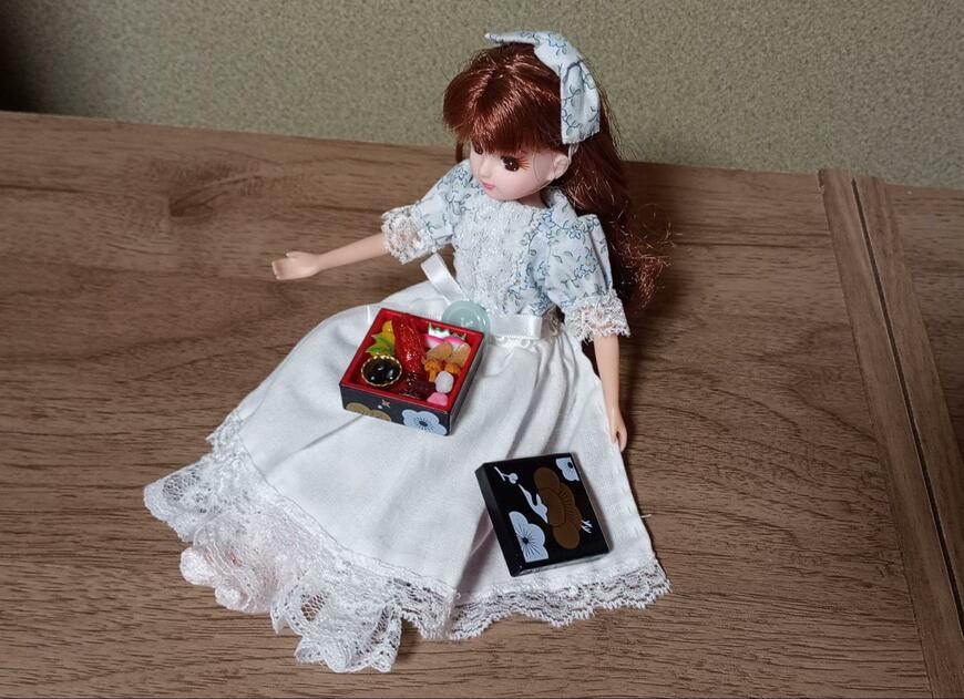 筆者撮影（株式会社トイズスピリッツ、日本の究極和食！ざ・おせち重マスコット六）