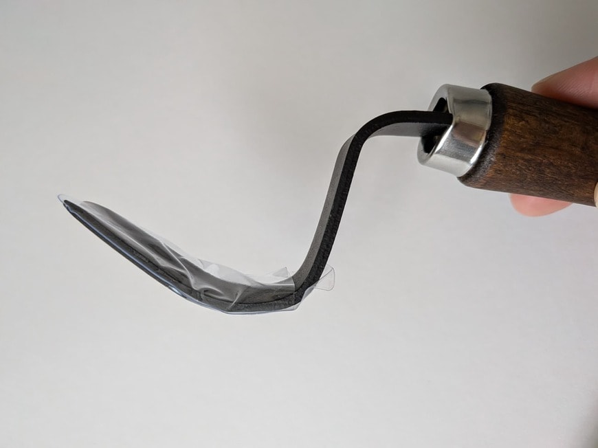 「曲がった先端が雑草の根元にしっかりフィット」