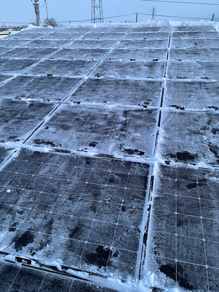 雪下ろし後の太陽光パネル
