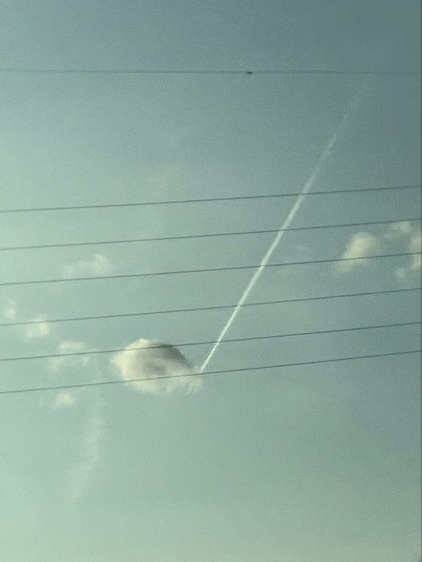音符のファに見える雲