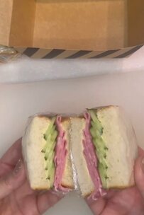 【女子高生弁当】具材がぎゅっと詰まったサンドウィッチ弁当が話題！ハムきゅうりや卵サンドが美味しそう！