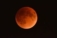 【皆既月食】次回は2026年3月3日。そもそも皆既月食とは？「赤銅色」に輝く月が見られる