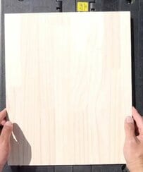 【遊び心DIY】 一枚の木材と木箱を使ってお馴染みのビスケット「チョイス」そっくりな〈収納付きスツール〉を作る！「素晴らしいセンス」など称賛の声続出