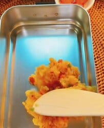 「斬新すぎる！」高校生の息子に母がつくる〈タンドリーチキン弁当〉には…定番〈ソーセージのおかず〉が可愛すぎると話題