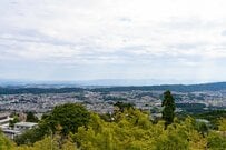 奈良県生駒市で発見した「都会すぎるマンホール」　予想外のデザインに「SF映画みたい」「ドラえもん出そう」