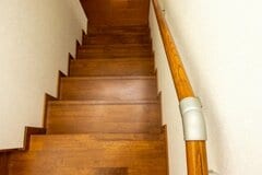 【実家の階段】ヒヤリ経験は73.2%　手すり工事は介護保険でいくら戻る？