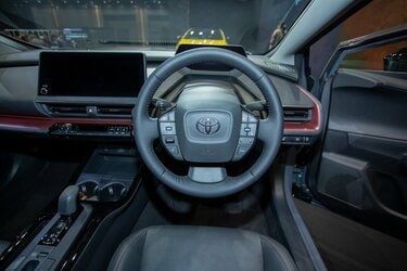 トヨタ「新型プリウス」内装を従来モデルと比較してみた！ | 4ページ目