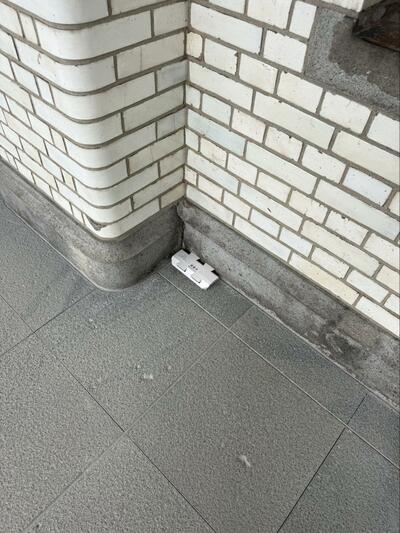 建物の隅に置かれた箱