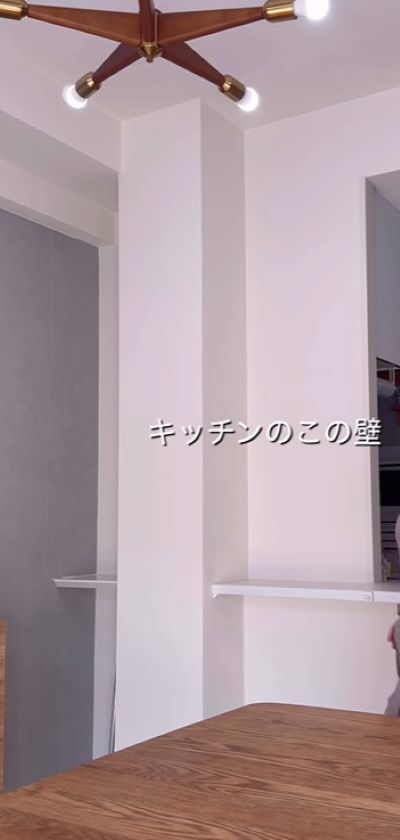 変身前のキッチンの壁