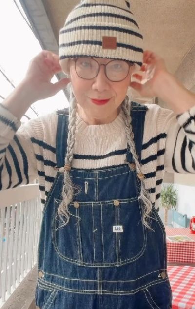ボーダーのニット帽とセーターを合わせた上半身のスタイル