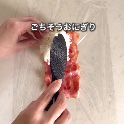 「もうお店で買えない！」簡単に作れて夫を沼らせる【ベーコン卵おにぎり弁当】コメント欄には「天才」の声