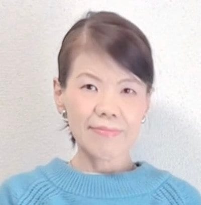 【60代マダム】水色の「セーターコーデ」が物足りない…→還暦女子のおしゃれテクで大変身！「大人の春色トラッド」に反響