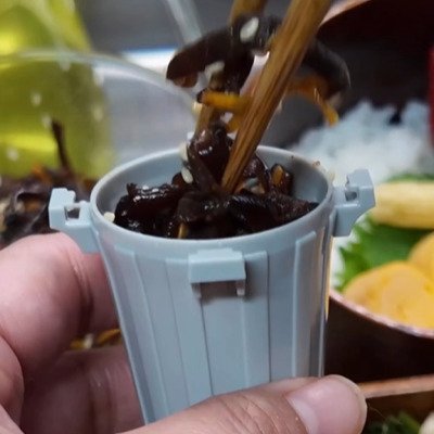部屋が汚い娘に母の怒り炸裂！娘も唖然とする衝撃の【おふざけ弁当】汚部屋を再現したすごいアイデアにコメント続々