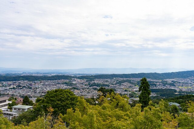 奈良県生駒市で発見した「都会すぎるマンホール」　予想外のデザインに「SF映画みたい」「ドラえもん出そう」