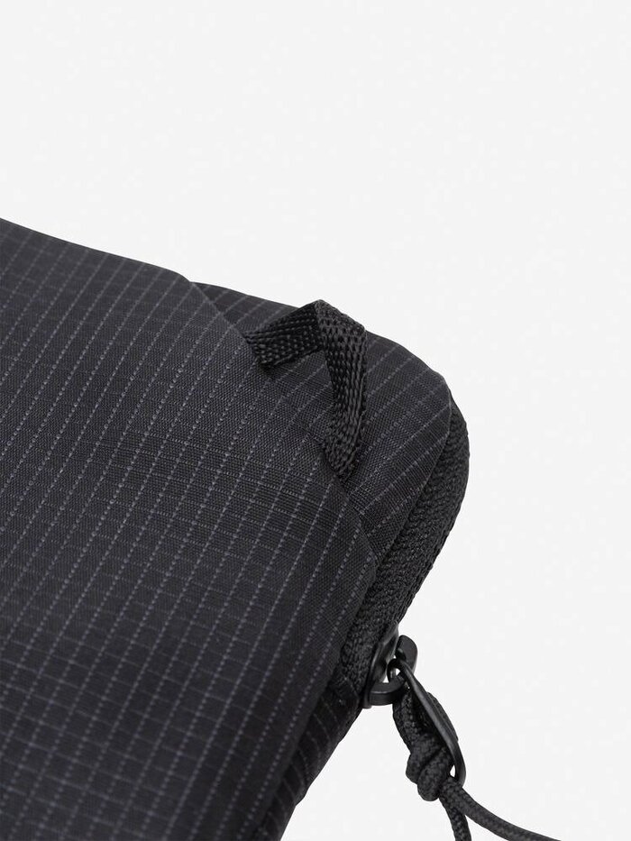 本体のサイドにはカラビナやストラップを取り付けられるループ