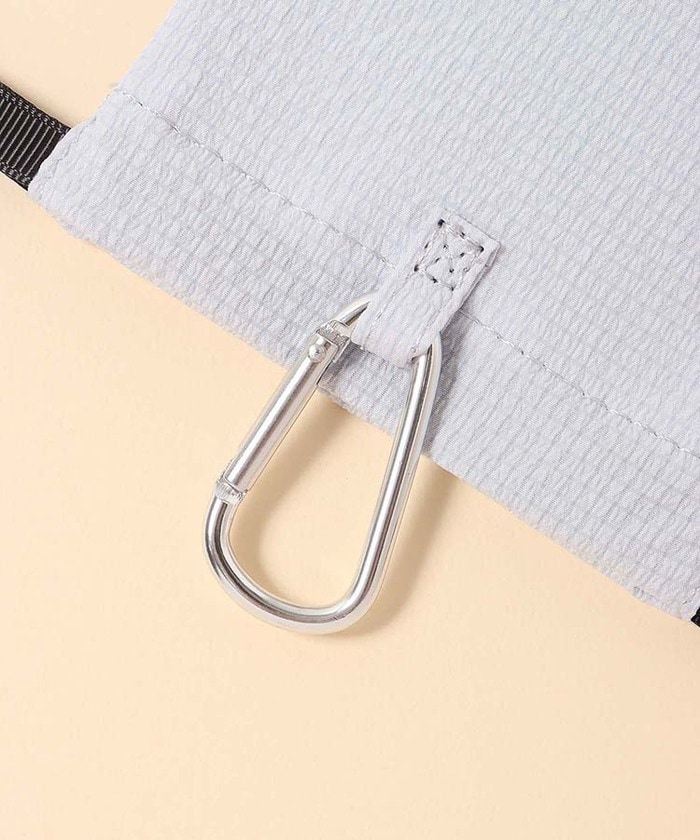 バッグの持ち手やDカンに簡単に取り付けることができます