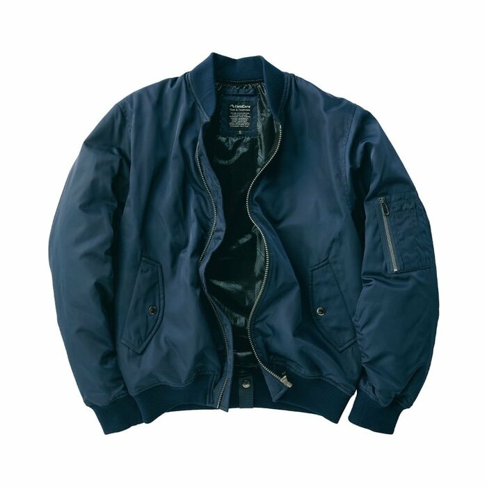 落ち着いたトーンで幅広く使える「ネイビー」